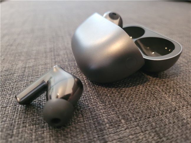 Taking the Huawei FreeBuds Pro 2 out of their case