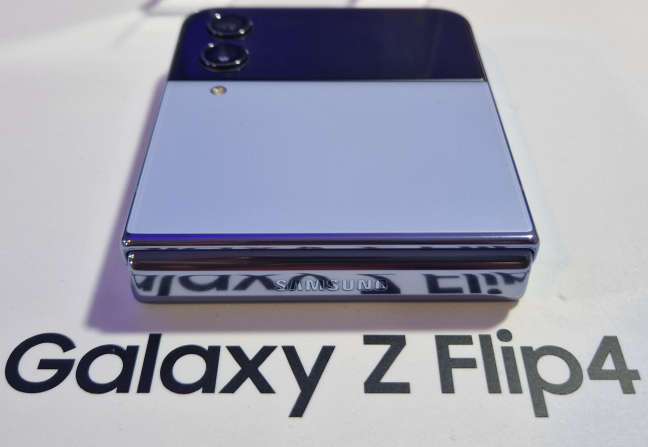 Samsung Galaxy Z Flip4 is really easy to pocket