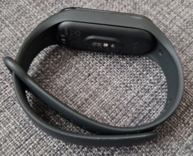 Xiaomi Smart Band 7 is both thin and light