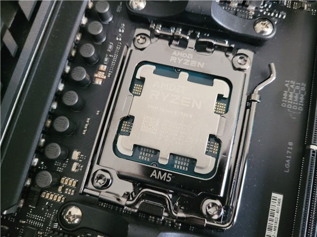 An AMD Ryzen 9 7950X mounted on the ASUS ROG Crosshair X670E Hero