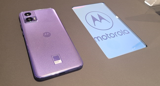 Motorola Edge 30 Neo in Pantone Very Peri color