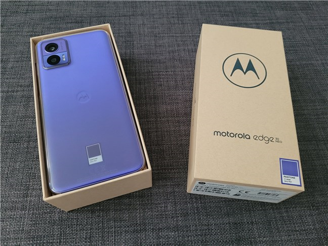 The package of the Motorola Edge 30 Neo