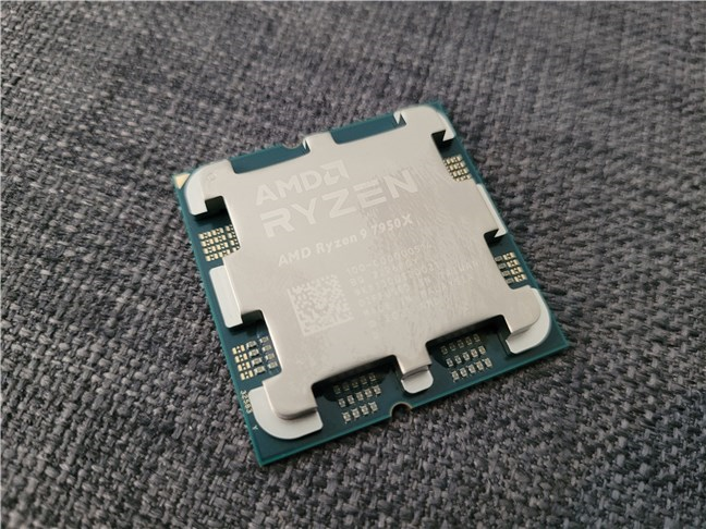 AMD Ryzen 9 7950X is small and fairly thick