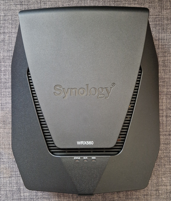 Synology WRX560 has no external antennas