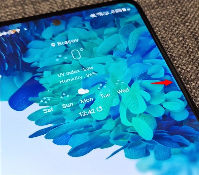 Where to find the Samsung Edge Panels on the screen