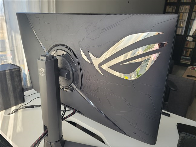 The back of the ASUS ROG Strix XG32UQ looks good