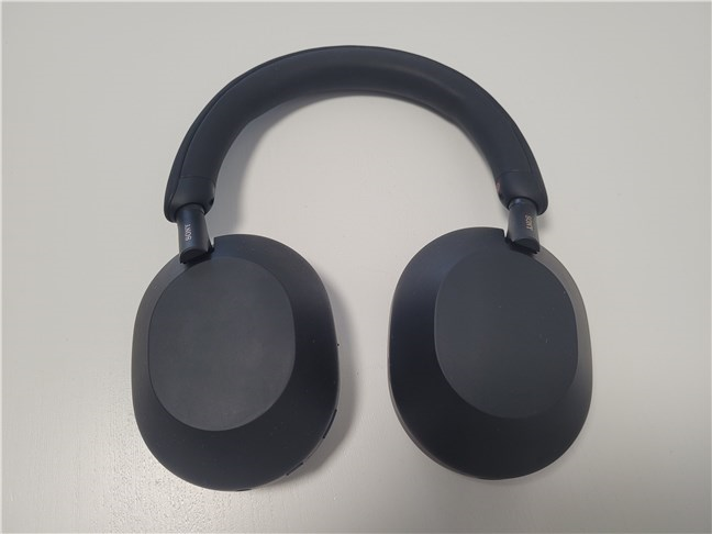 The Sony WH-1000XM5 headphones have a minimalistic design