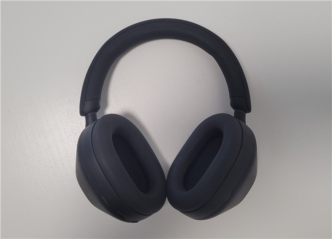 Sony WH-1000XM5 headphones can swivel but don't fold