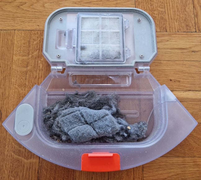 The 2-in-1 dust compartment has a small capacity