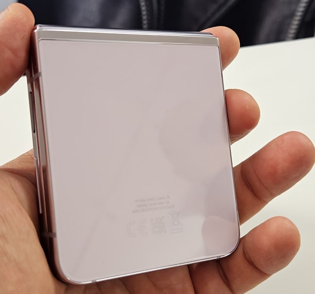 The smartphone folds perfectly, with no gap in the middle