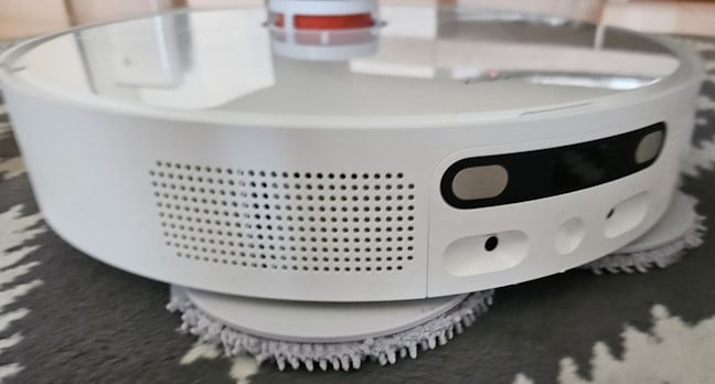 Mop pads are raised automatically when cleaning carpets