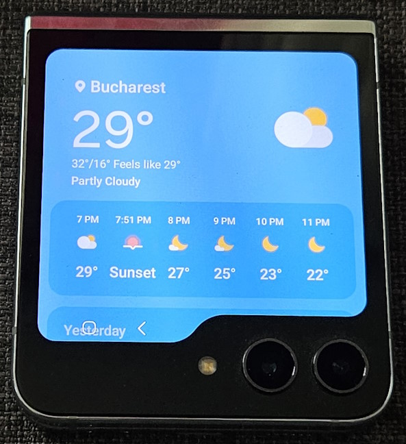 Samsung Galaxy Z Flip5 has a beautiful cover screen
