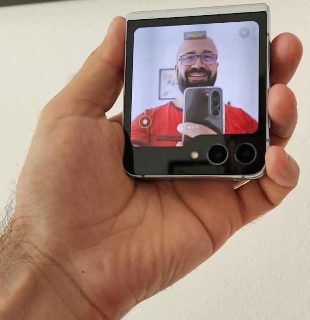 Taking pictures from the cover screen