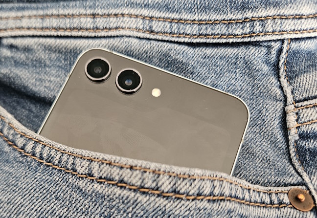 Samsung Galaxy Z Flip5 easily fits into your pocket