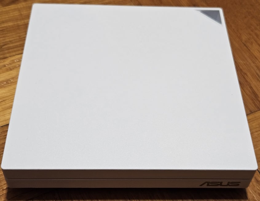 ASUS RT-AX57 Go is small and lightweight
