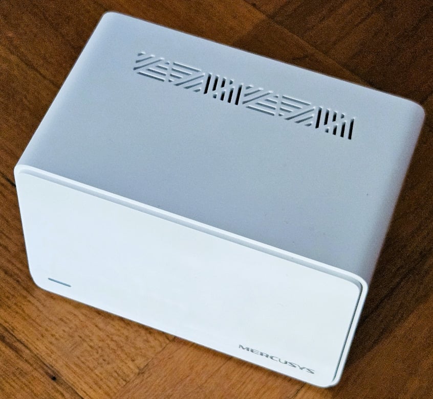 The front features the Mercusys logo