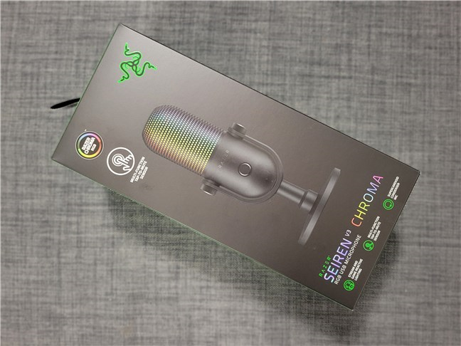 Razer Seiren V3 Chroma microphone: The box 