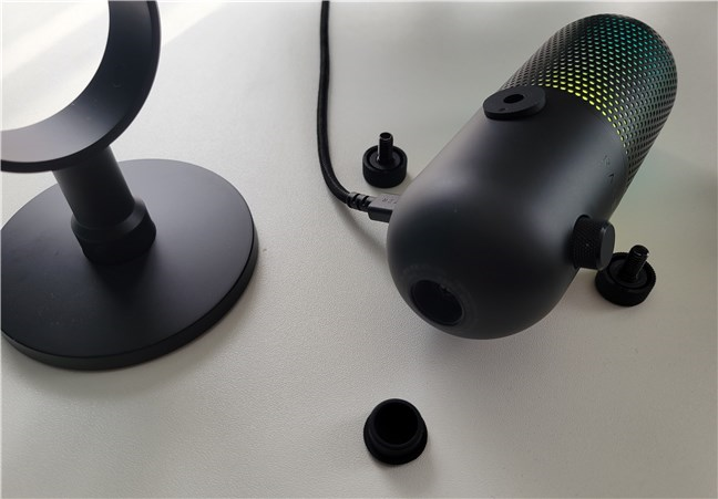 You can use the Razer Seiren V3 Chroma on a mount