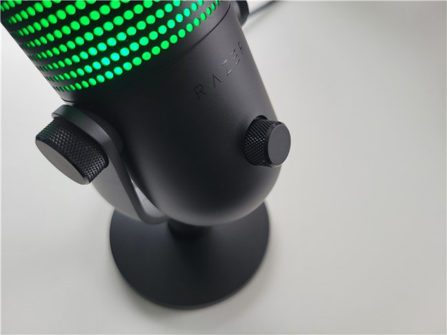 The front dial on the Razer Seiren V3 Chroma