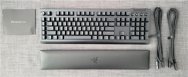 Unboxing the Razer Blackwidow V4 Pro