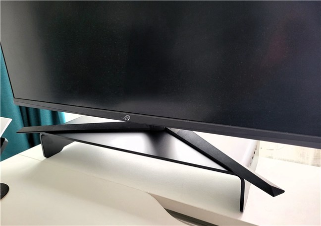 This stand isn't made for large, 32" monitors