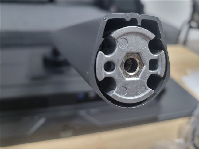 Assembling the GIGABYTE MO32U is hassle-free