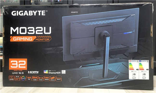 The packaging showcases MO32U's features, like its size and refresh rate
