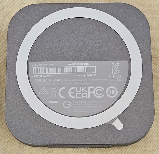 On the bottom of the Corsair EX400U, you find a magnetic white circle