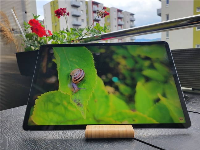 The display is a bright LCD