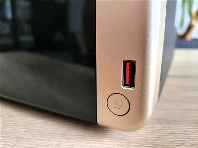 The one-touch copy button is quite handy