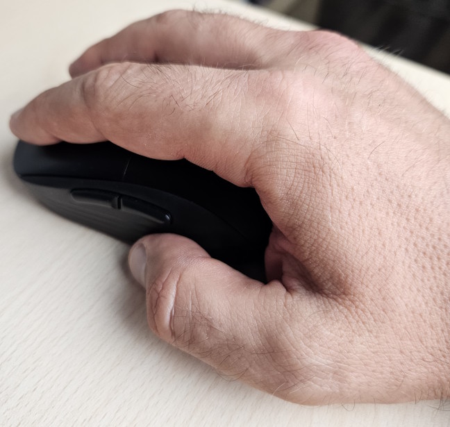 A claw grip works just fine on the Trust GXT927 Redex+