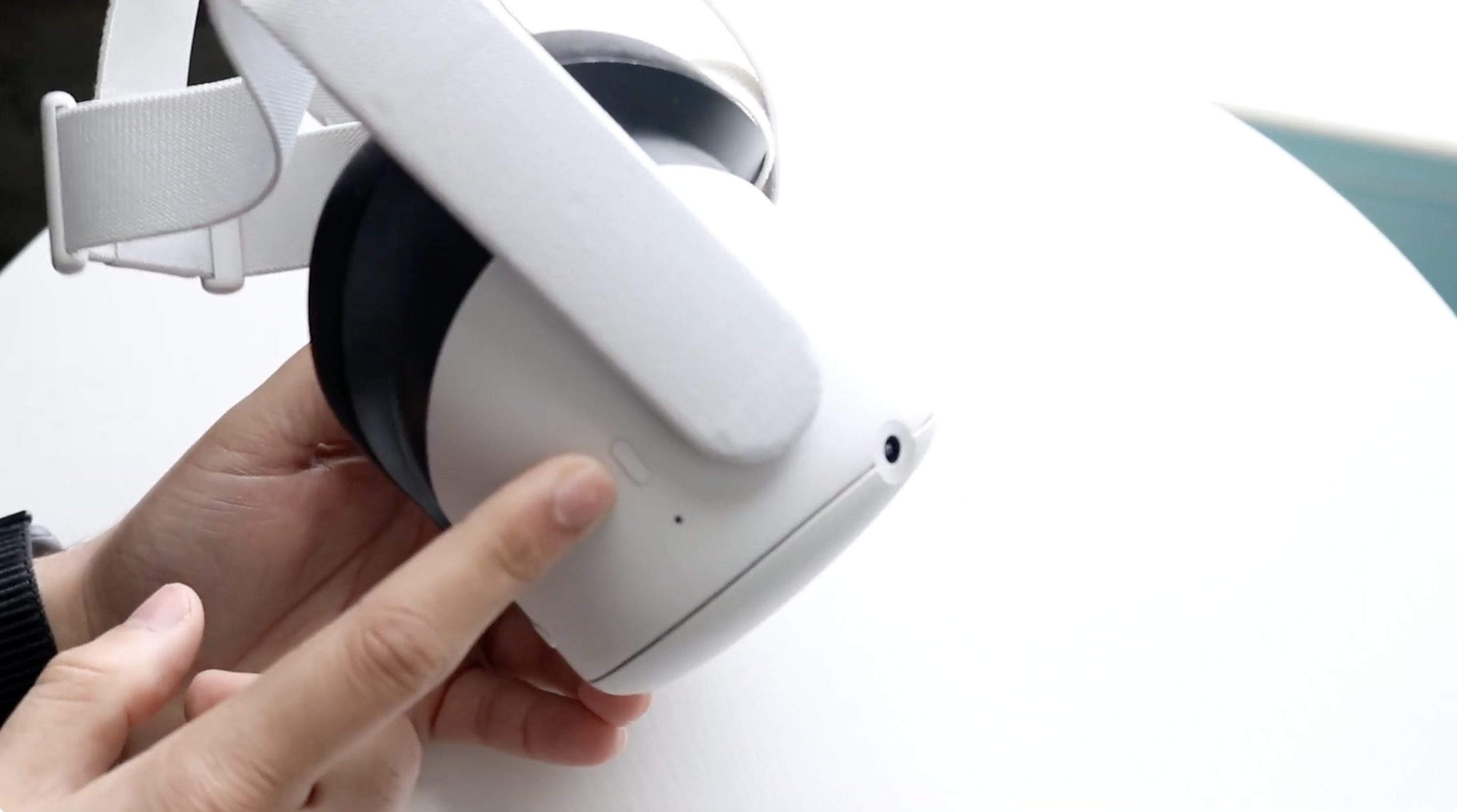 Turn on white oculus headset