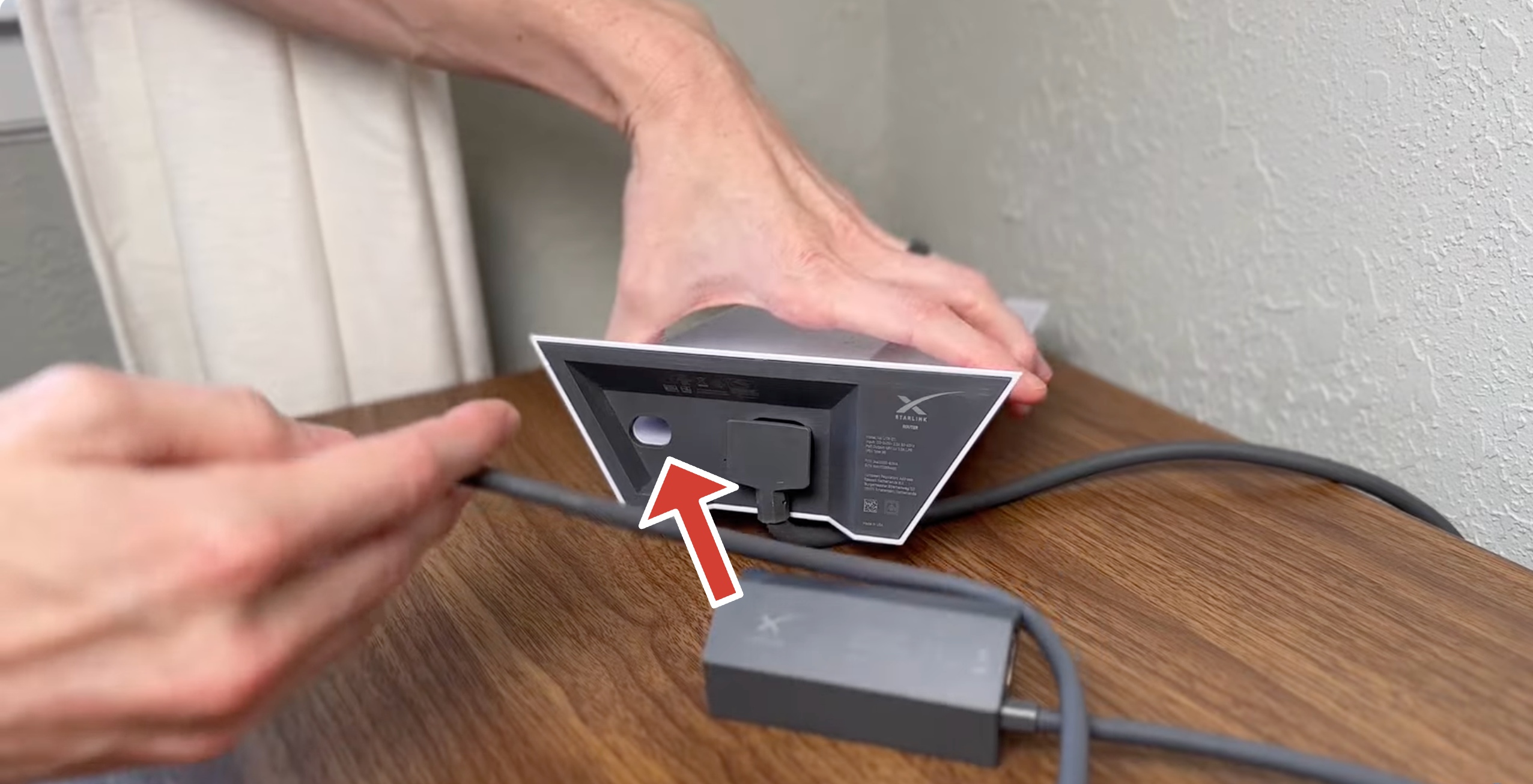 Picture of ethernet port with red arrow