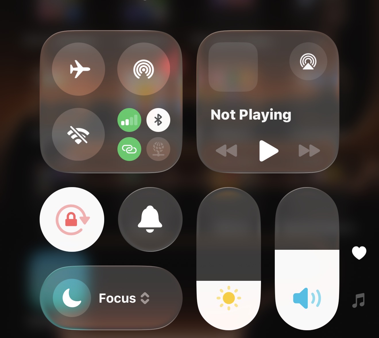 Enabling Wi-Fi and cellular data for Mail app on iPhone
