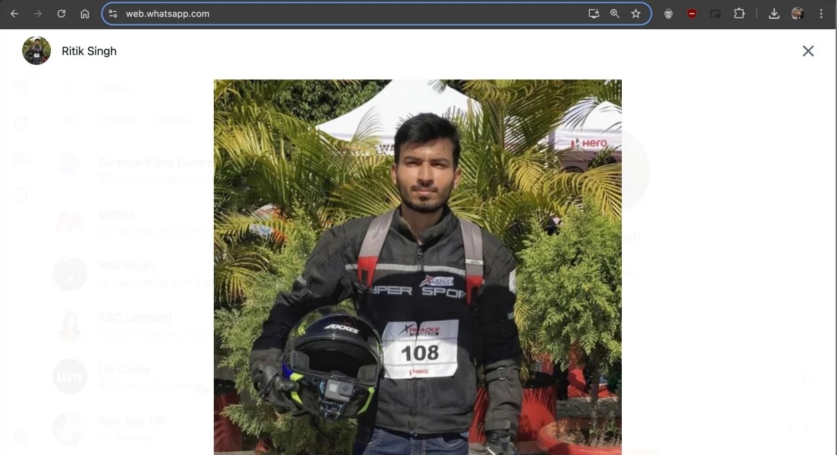 Screenshot being taken of a WhatsApp profile picture on desktop