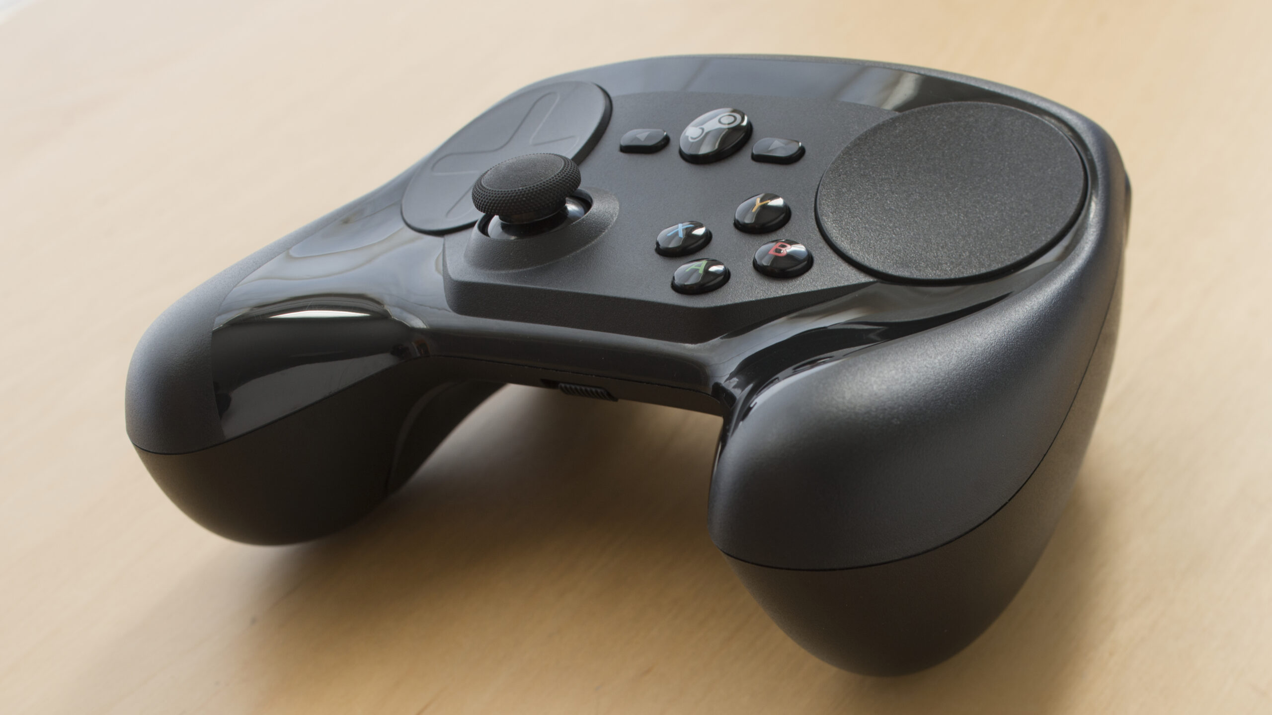 Steam Controller review says Valve’s new gamepad gets the hard parts right, but Steam is still the center of everything