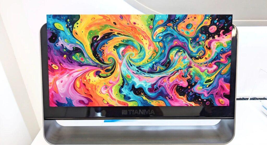 Titan Army Shows Off a Glasses Free 3D Gaming Monitor With 4K 190Hz and 2,000 Nits Brightness