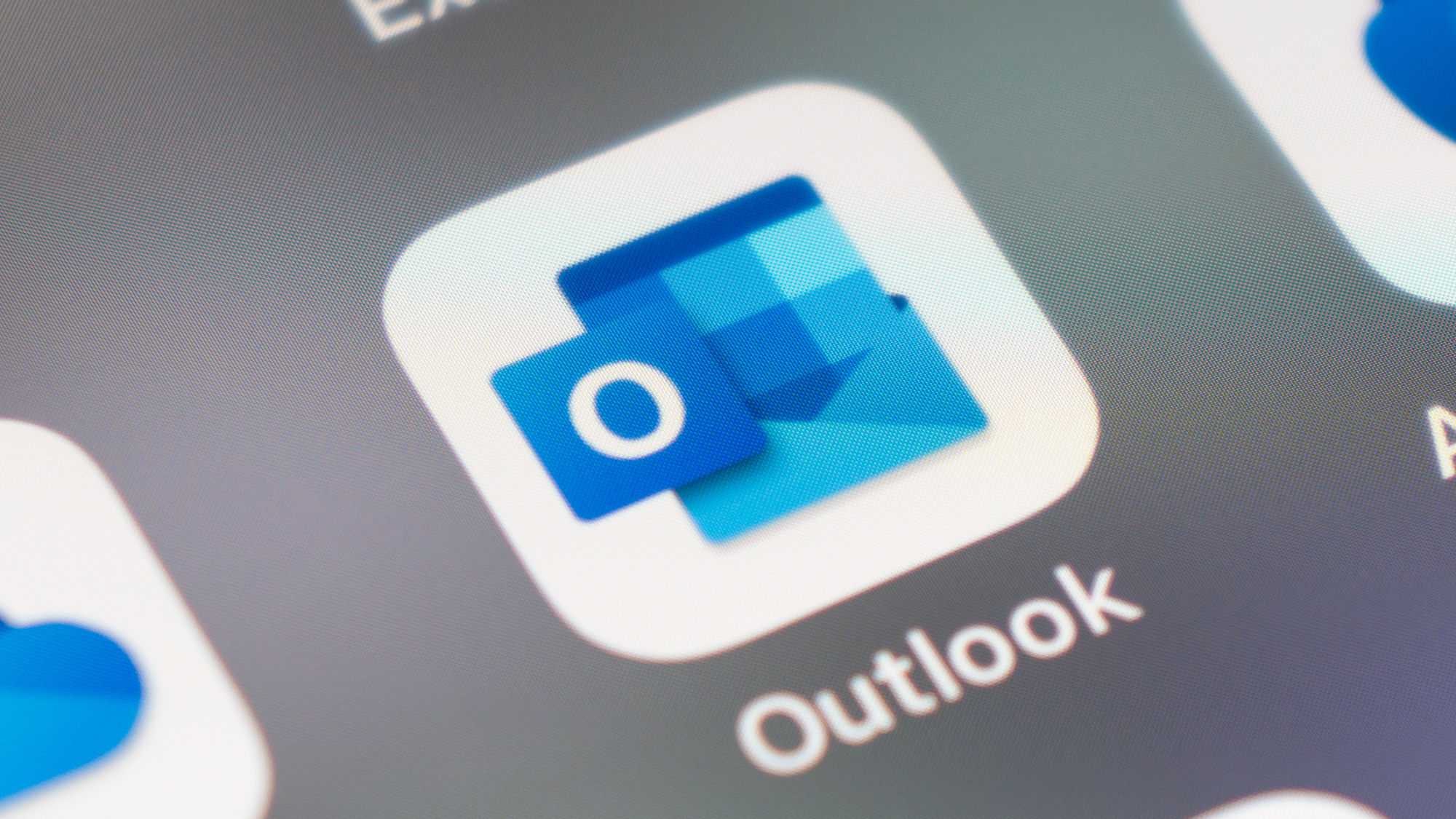 New Outlook For Windows 11 Now Lets You Add Email Attachments While Offline