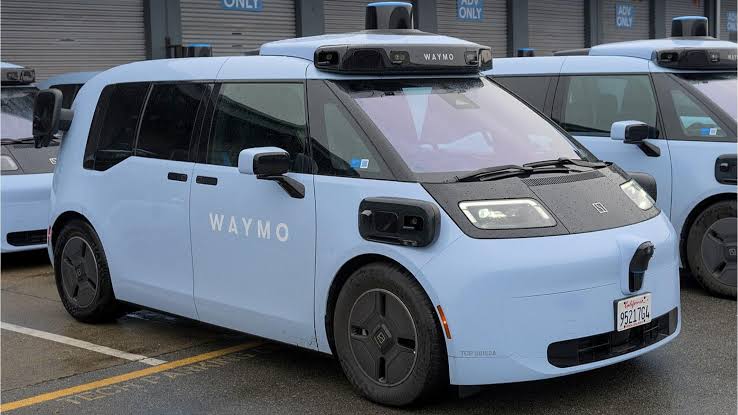 NHTSA warns self driving car companies after robotaxis block emergency crews