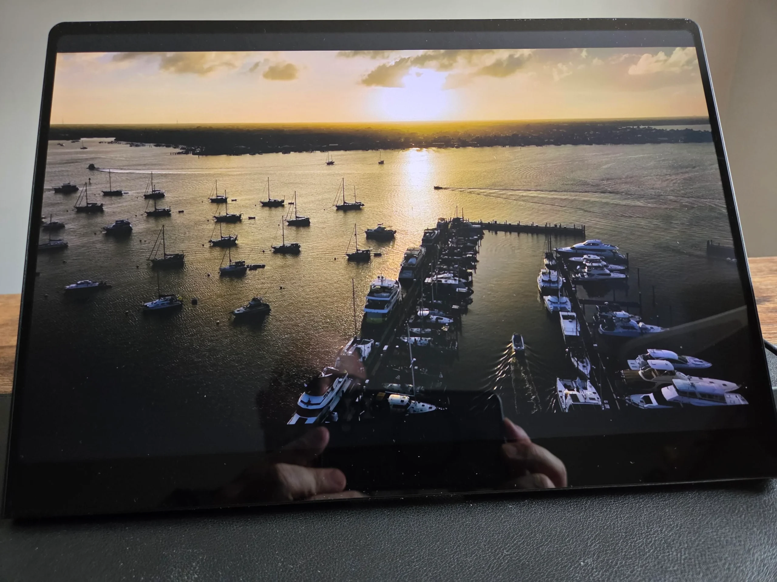 Uperfect GR14BU Review: A Sharp Portable OLED Monitor With Useful Touch Controls