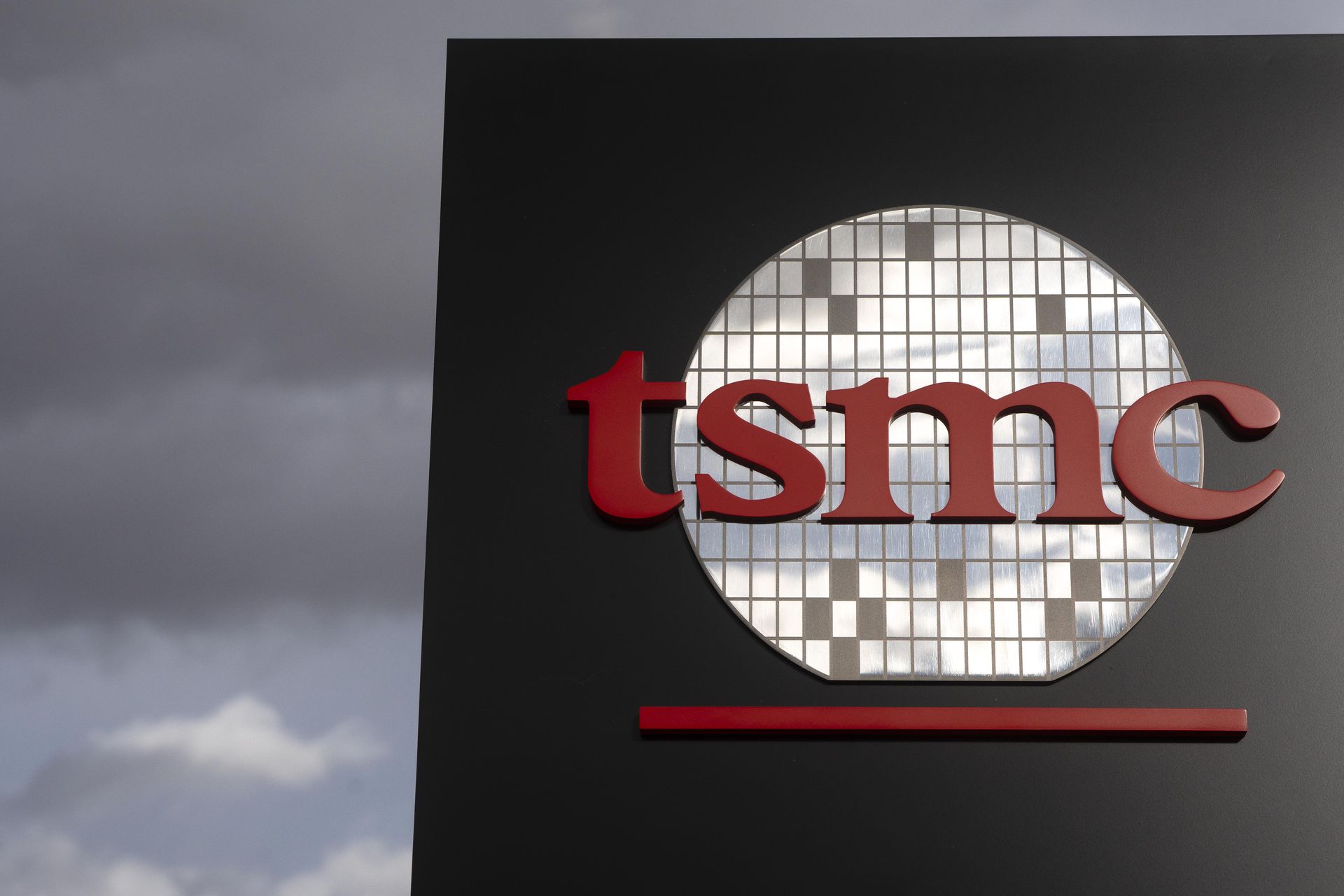 ASML, TSMC and Samsung Push 12 Inch Photomasks to Unlock High NA EUV Chipmaking