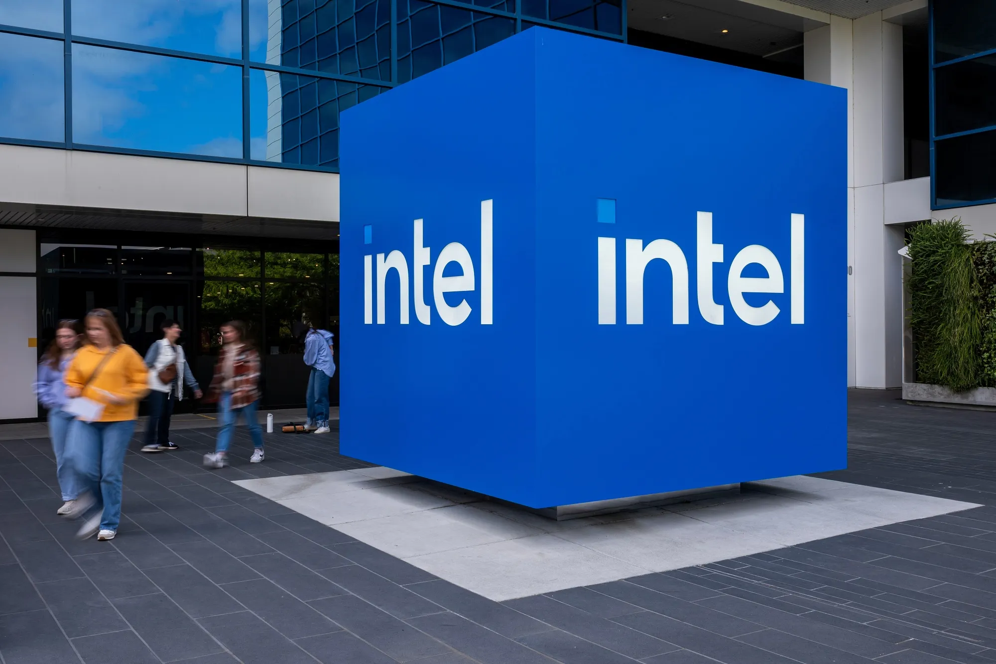 Intel Secures FCC Waiver for Foreign-Made Robots Used in US Chip Manufacturing